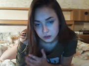 Малышка сосет игрушку