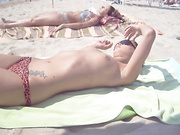 сиськи на пляже