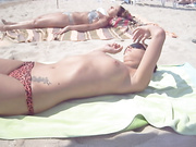 сиськи на пляже