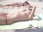 сиськи на пляже