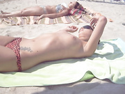 сиськи на пляже