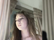 DarlingKari дрочит сочную киску