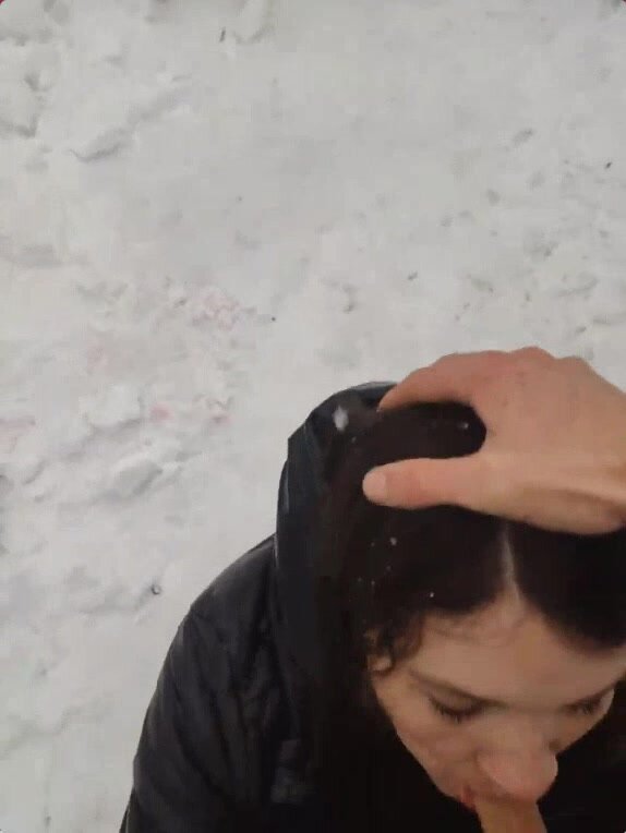 трахнул на улице и кончил в рот