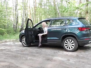 Заехала в лес.