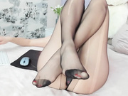 Karrolliza облизывает пальчики ног