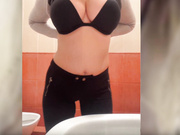 Your-Kitty грудь в туалете