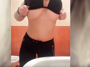 Your-Kitty грудь в туалете