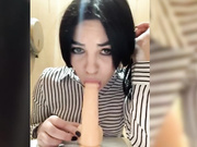 -Black-Mamba-шалит на крышке унитаза-3