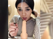 -Black-Mamba-шалит на крышке унитаза-3