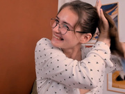 snangel играет с волосами