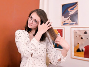 snangel играет с волосами