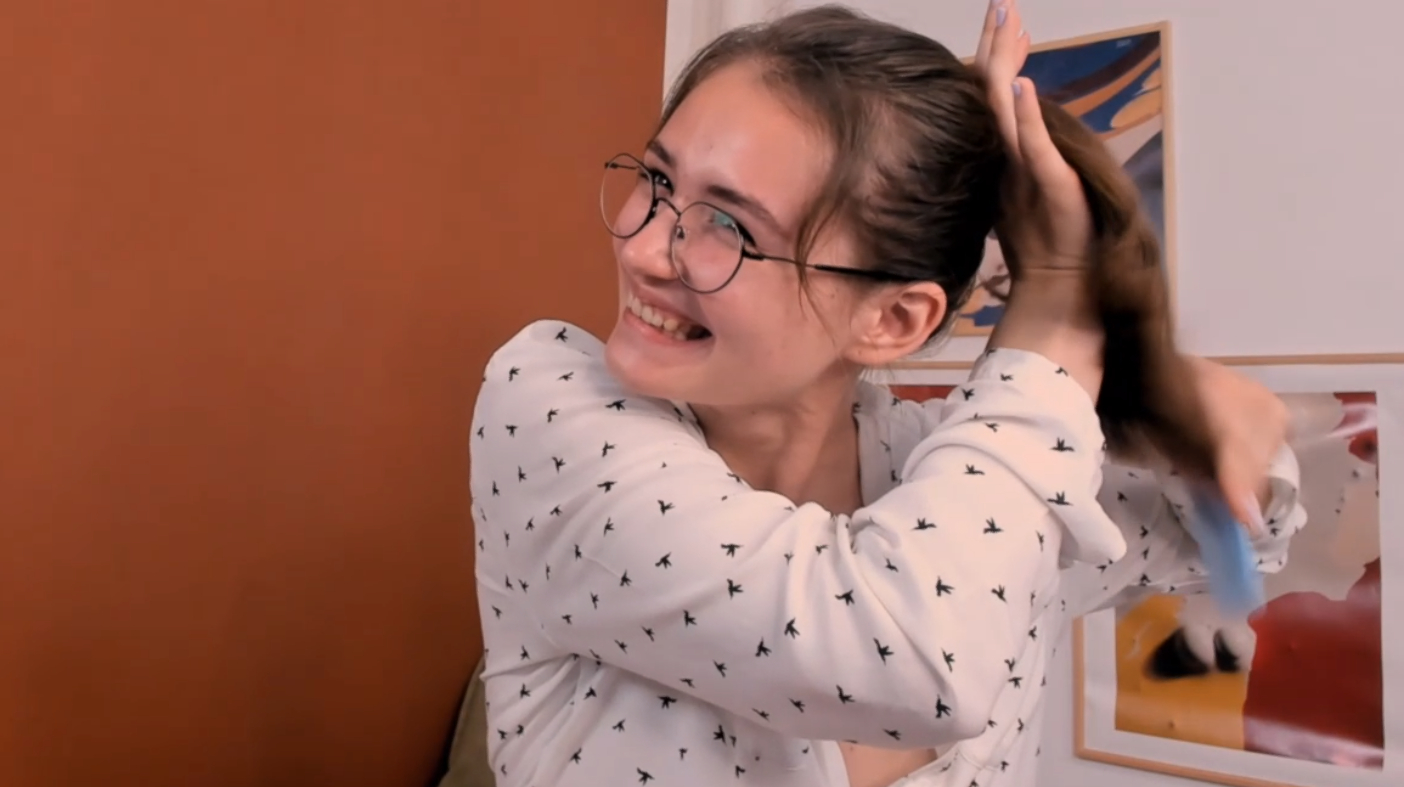 snangel играет с волосами