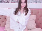 whitneysvon снимает лифчик под рубашкой