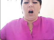 Сняла свои мокрые трусики на работе