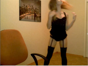 babygold33 ласкает себя в привате