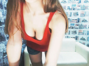 suchka-s-bolshimi-naturalnymi-siskami-drochit-vaginu-pered-vebkoy