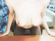 suchka-s-bolshimi-naturalnymi-siskami-drochit-vaginu-pered-vebkoy