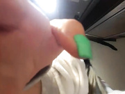 seksualnaya-bryunetka-v-pijame-pokazyvaet-pyatki-krupnym-planom-specialno-dlya-fut-fetishistov