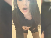 -Black-Mamba-в туалете ловит кайф от вибраций