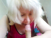 Послушная зрелая проститутка Оксана отсосала мне за 500 рублей