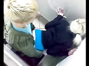 Секс в туалете с русской девочкой