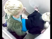 Секс в туалете с русской девочкой