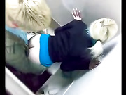 Секс в туалете с русской девочкой