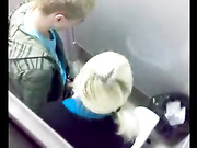 Секс в туалете с русской девочкой