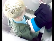 Секс в туалете с русской девочкой