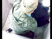 Секс в туалете с русской девочкой