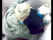 Секс в туалете с русской девочкой