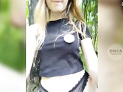 CEOsexKISS Отодвинула трусики всторонку в лесу