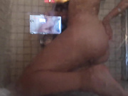 Ferrrrari играется с дырочками в ванной