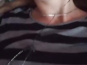 ДЕВИЦА ЛАСКАЕТ СВОЮ КИСКУ.