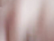 ДЕВИЦА ЛАСКАЕТ СВОЮ КИСКУ.