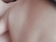 ДЕВИЦА ЛАСКАЕТ СВОЮ КИСКУ.