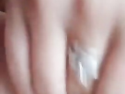 ДЕВИЦА ЛАСКАЕТ СВОЮ КИСКУ.