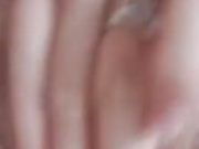 ДЕВИЦА ЛАСКАЕТ СВОЮ КИСКУ.