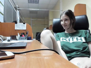 БРЮНЕТКА ДРОЧИТ.