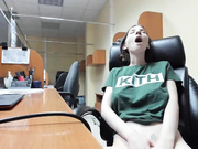 БРЮНЕТКА ДРОЧИТ.