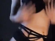 ДРОЧИТ НА КАМЕРУ.