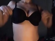 ДРОЧИТ НА КАМЕРУ.