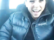 ДЕВИЦА ДРОЧИТ В МАШИНЕ.