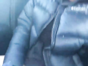 ДЕВИЦА ДРОЧИТ В МАШИНЕ.