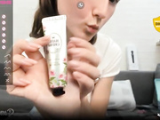 Baby-tisha показывает грудь