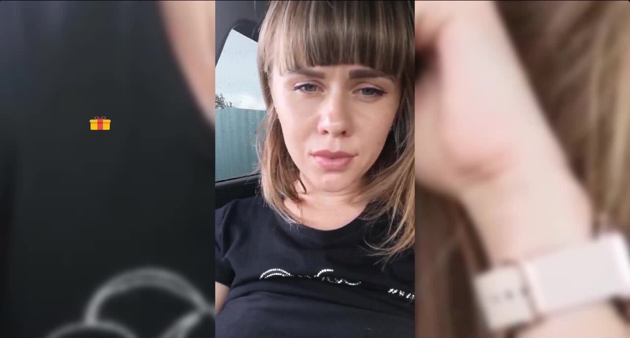 VaniLLa_sexy ласкает себя в машине-28