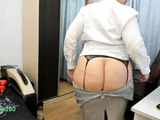 Зрелая шлюха Gargona280 130221 ебет себя в огромную жопу 2