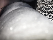 У девушки под юбкой