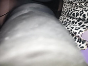 У девушки под юбкой