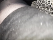 У девушки под юбкой